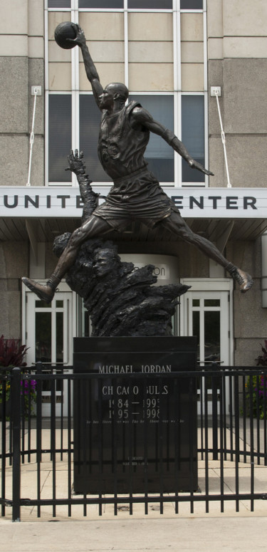 united-center-arena-jordan-statue