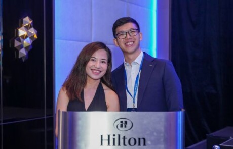 Sete pessoas sorrindo no palco para uma foto