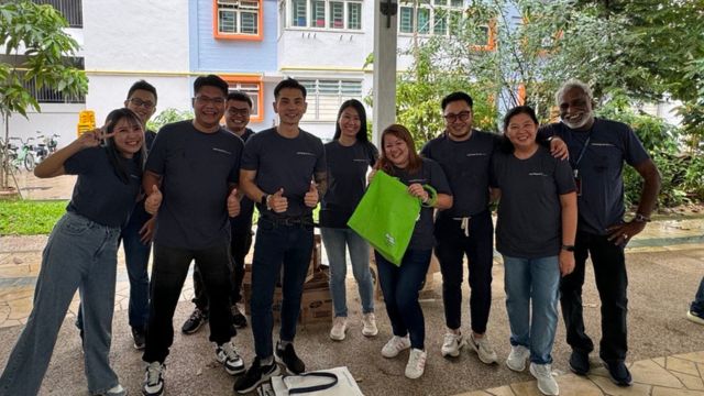 Convergint Singapore distributes food packs to the elderly