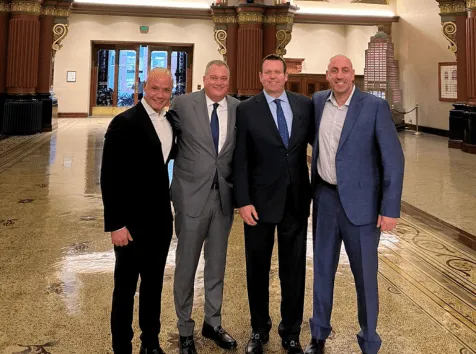 El director general de Convergint Oceania, Dean Monaghan, se reúne con Ben Carroll, ministro de Transporte Público de Victoria