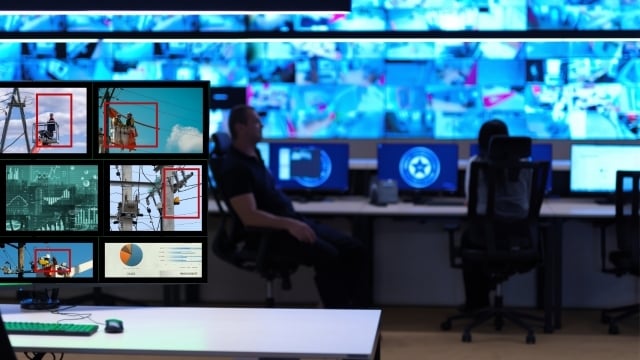 Beveiligingsteam dat samen met AI de beveiligingsmonitoren in de gaten houdt