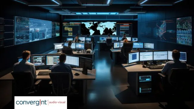 Equipo que trabaja en un centro de datos global