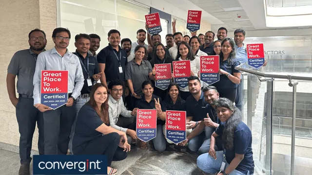 El equipo de Convergint en la India sostiene carteles de «Great Place To Work»