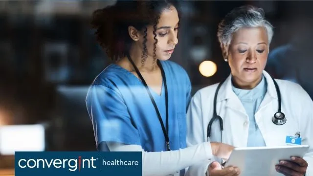 Dos médicos mirando una historia clínica