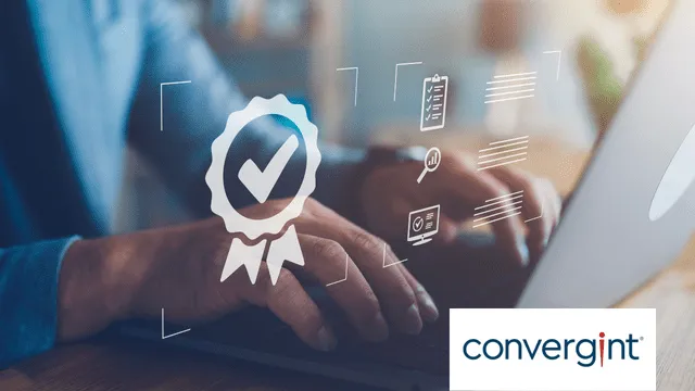 Manos tecleando en un ordenador portátil con una ilustración que incluye iconos de certificación
