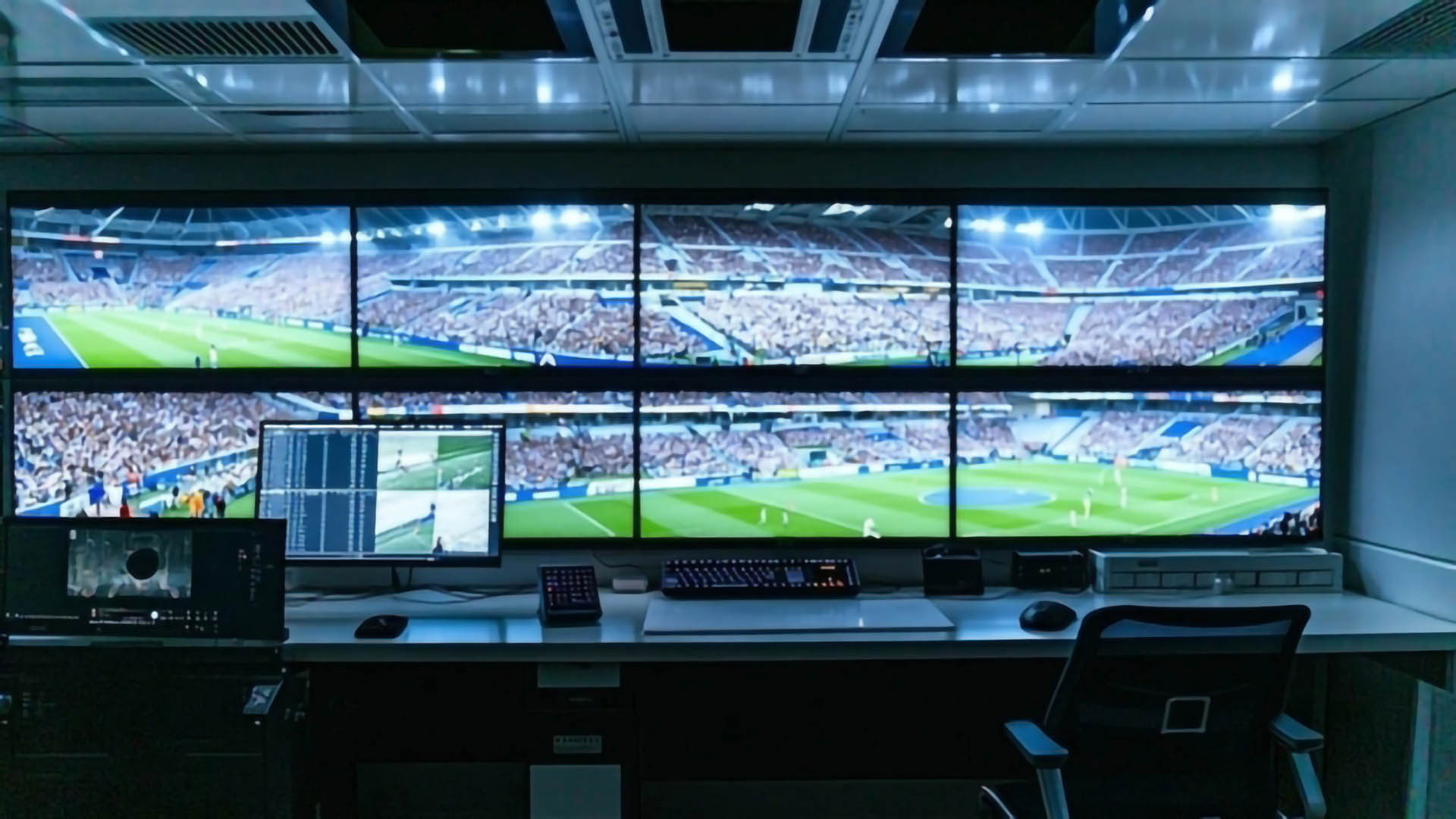 la sala de control de seguridad de un estadio deportivo