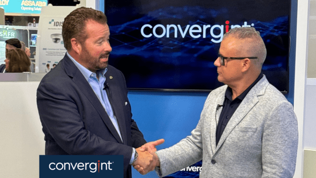 Dos empleados de Convergint dándose la mano